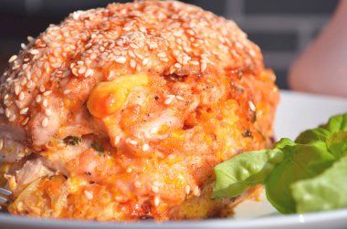 Şükran Günü, tatil, akşam yemeği. Tahta bir masada tavuk, havuç, soğan ve peynirli kek güveci. Şenlik masasında yemek konsepti.