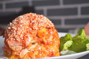 Şükran Günü, tatil, akşam yemeği. Tahta bir masada tavuk, havuç, soğan ve peynirli kek güveci. Şenlik masasında yemek konsepti.