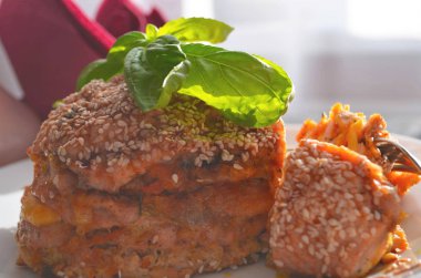 Şükran Günü, tatil, akşam yemeği. Tahta bir masada tavuk, havuç, soğan ve peynirli kek güveci. Şenlik masasında yemek konsepti.