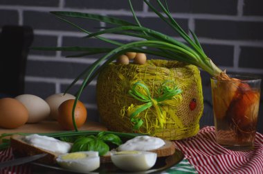 Tavuk yumurtası pişirmek için farklı yollar. Omlet, haşlanmış, kaynatılmış, haşlanmış, çırpılmış yumurta. Yukarıdan bak. Yakın plan. Paskalya için hazırlanılıyor.