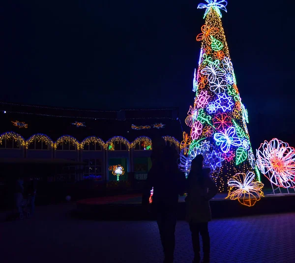 Dışarıda Parlak Oyuncaklarla Süslenmiş Noel Ağacı Var Madalyalı Caddeler Binalar — Stok fotoğraf