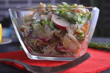 Diyet yoğurtla tatlandırılmış turp, marul ve kiraz domatesli salata. Taze sebze salatası. Üst görünüm ve yan görünüm.