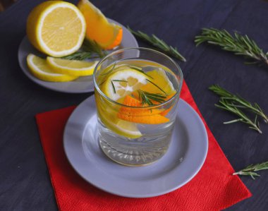 Yaz sağlıklı limonata, limon, limon, portakal, buz ve naneli mojito karışımından yapılan kokteyller, diyet içecekler. Sağlıklı yiyeceklerde antioksidan.