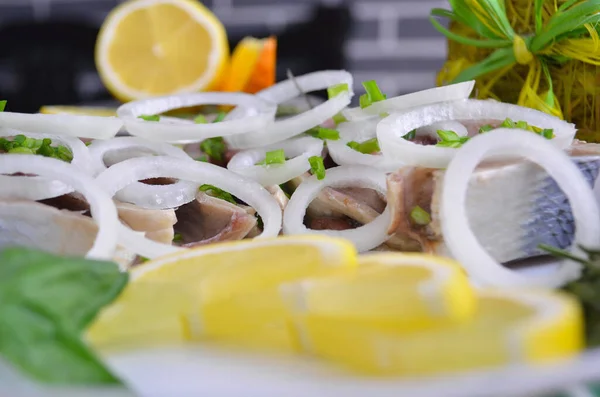 Herring Fillet Salt Pepper Herbs Onion Lemon Black Plate White — Stock Photo, Image