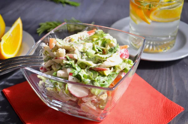 Salada Com Rabanetes Alface Tomate Cereja Temperados Com Iogurte Dieta — Fotografia de Stock