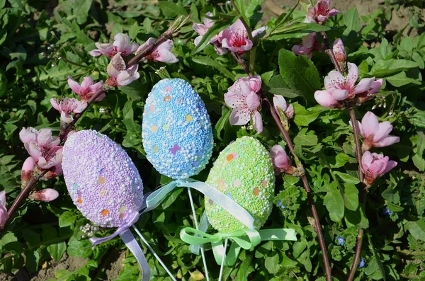 Uova Decorative Pasquali Nell Erba Con Fiori Cesto Decorazione Pasqua — Foto Stock