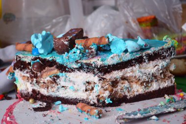 Sütlü çikolatalı pasta. Parlak bir kesikle süslenmiş. Çocuğun doğum günü için pasta. Blog gıda konsepti. Şekerleme sanatı. Lezzetli bir parça pasta. Yüksek pişirme.