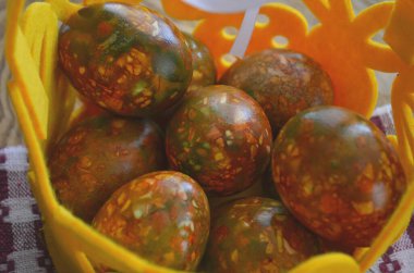 Paskalya pastası ve yumurta, yakın plan. Virüs koruması. Paskalya için karantina. Coronavirüs salgını sırasında Kutsal Paskalya 2020 kutlamaları konsepti..