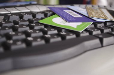 Klavyede kredi kartı var. İnternet üzerinden ticaret ve iş. Gelir ve finans.