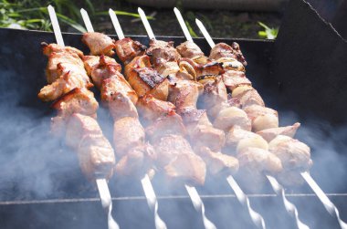 Geleneksel şiş ve barbekü şişleri. Bahar zamanı açık hava eğlencesi. Izgara et..