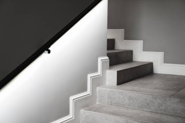 Merdivenler evin içinde. Klasik modern iç mimari