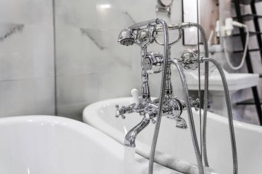 Tuvalette tesisat ve iç döşeme. Modern banyo tasarımı.