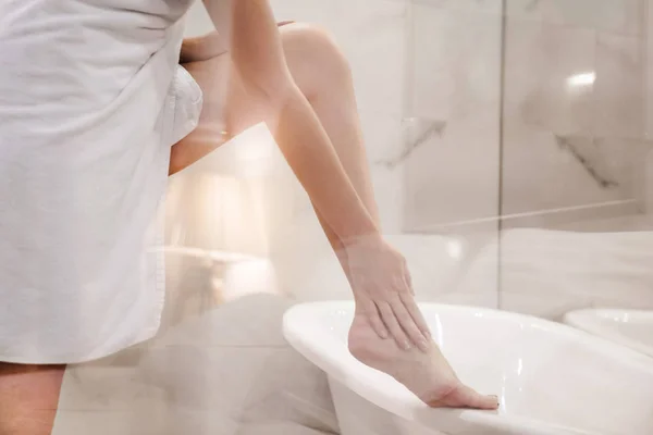 Girl Shower Smears Her Feet Moisturizer Spa Treatments — Stock Photo, Image