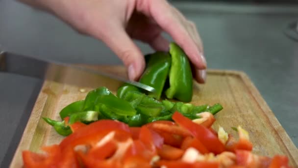 Ragazza Taglia Peperoni Freschi Rossi Verdi Sul Bordo Cucinare Cena — Video Stock