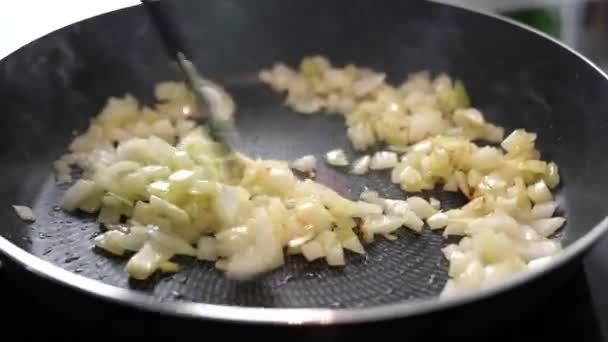 Koken Meisje Friet Uien Een Pan Olijfolie — Stockvideo