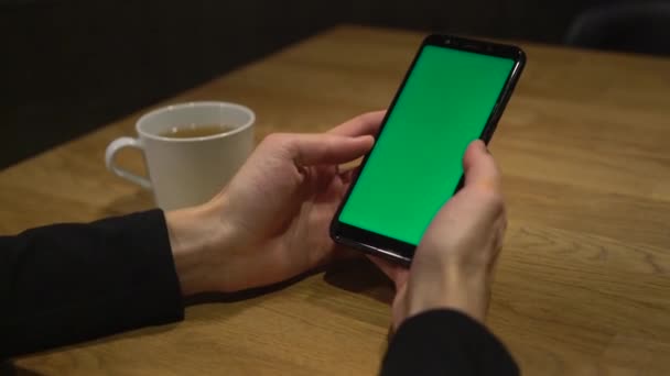 Człowiek Spędza Wolny Czas Przeglądanie Telefonu Zielonym Ekranem Pije Herbatę — Wideo stockowe