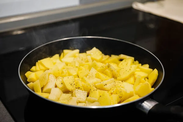 Menina Frita Batatas Com Azeite Para Jantar Com Tempero Pimenta — Fotografia de Stock