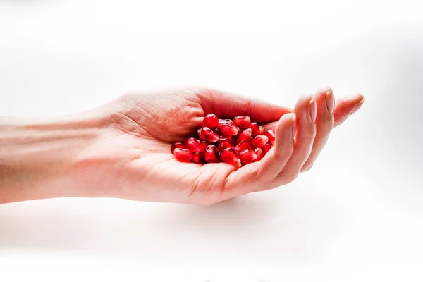 Fruchtgranatapfelkörner Der Hand Eines Mädchens — Stockfoto