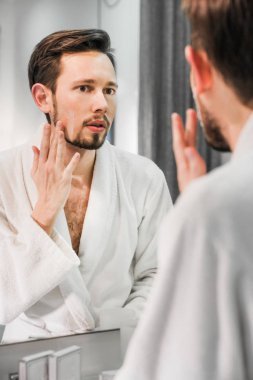 Bir adam işe gidiyor. Sabah banyosu