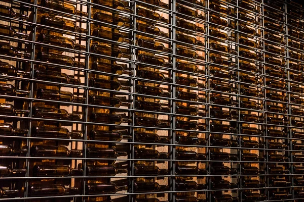 棚の上の空のワインボトル ワイン ヴォルトワインボトルの壁 — ストック写真