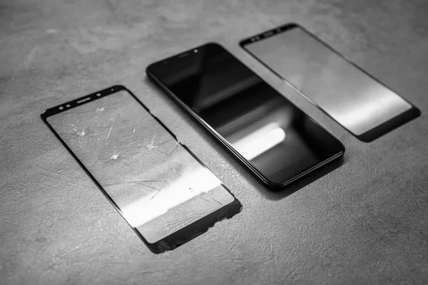 Zastąpienie Stłuczonego Szkła Nowym Zepsuty Wyświetlacz Smartfona Rozbity Szklany Telefon — Zdjęcie stockowe