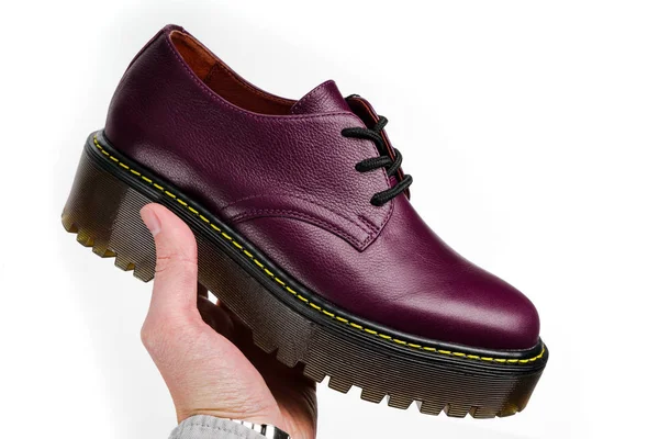 Egy Burgundi Cipőt Tart Kezében Bőrcsizma Uniszex Csizma Öko Bőrben — Stock Fotó