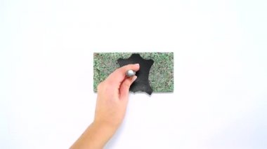 Deri ürün üretimi. Yapım. Yumruk ve deri. Cilt için yumruk olarak nasıl çalışacağının iyi bir örneği. Yumruk talimi talimatı. Ayakkabı üretimi için araçlar.