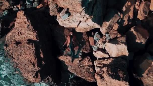 Ragazza Trova Sulle Pietre Sulla Riva Del Mare Spiaggia Oceanica — Video Stock