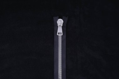     Siyah arka planda metal yıldırımlar. Ayakkabılar için yıldırım. Fermuar. Çantalar için fermuar. ayakkabılar için aksesuarlar. 