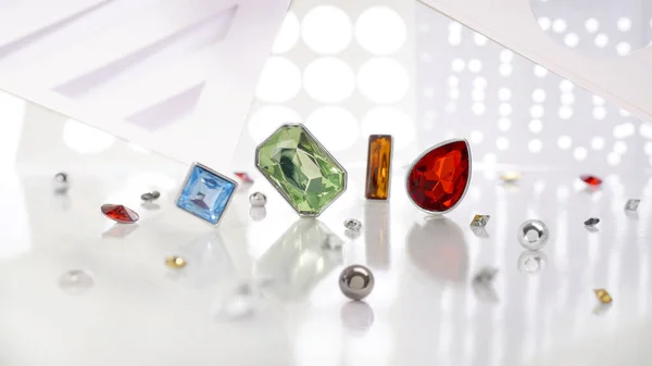 Meerkleurige Kristallen Een Witte Abstracte Achtergrond Stenen Voor Het Versieren — Stockfoto