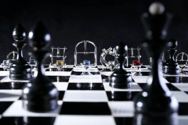     Siyah arka planda metal yıldırımlar. Ayakkabılar için yıldırım. Fermuar. Çantalar için fermuar. ayakkabılar için aksesuarlar. 