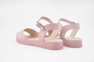 Moda dergisinin kapağı için beyaz arka planda sıradan beyaz kadın yaz ayakkabıları.           