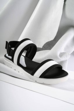 Özne çekimleri için parlak, şık bir ayakkabı paleti tasvir edin. Dokulu bir arka plan ve kendini yaptığı deri.