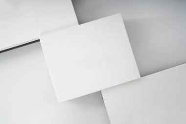 Deri bilek çizmeleri için özel bir kutu tasarladım. Kağıt çevre dostu ürünlerin görsel tanıtımı için kompozisyon.