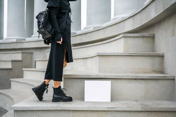 a new collection of women 's shoes autumn winter' 20 / 21. Девушка купила новые туфли. Ноги в ботинках. Сапоги в коробке
