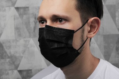 Koruyucu maskeli bir adam. Virüs ve bakterilerin maskesi. Bir adamda viral enfeksiyon var. Doktor bey. Covid-19 Koruma