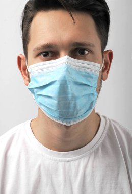 Koruyucu maskeli bir adam. Virüs ve bakterilerin maskesi. Bir adamda viral enfeksiyon var. Doktor bey. Covid-19 Koruma