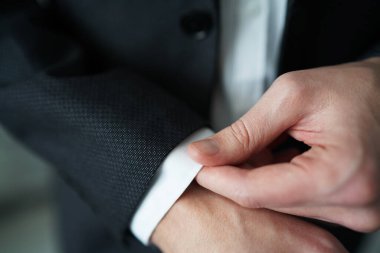 Takım elbiseli bir adam işe gidecek. Damadın düğün sabahı. Bir adam randevuya çıkıyor. Düğün..