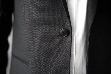 Takım elbiseli bir adam işe gidecek. Damadın düğün sabahı. Bir adam randevuya çıkıyor. Düğün..