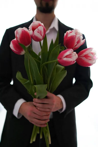 Праздник Мужчина Держит Букет Цветов Руке Человек Дарит Тюльпаны Цветы — стоковое фото