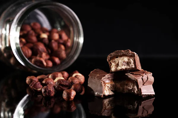 Cioccolato Barretta Cioccolato Nocciole Una Superficie Vetro Nero Cacao Polvere — Foto Stock