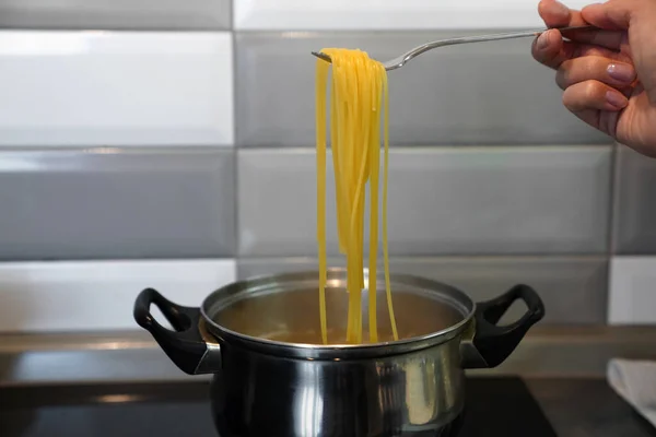 Esparguete Italiano Menina Cozinha Espaguete Prato Caseiro Cozinhar Casa — Fotografia de Stock