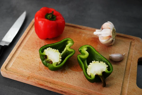 Sweet Fresh Red Green Peppers Wooden Board Cooking Food Slicing — Stock Photo, Image