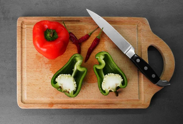 Sweet Fresh Red Green Peppers Wooden Board Cooking Food Slicing — Stock Photo, Image