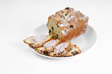 Kuru üzümlü kek ve beyaz tabakta dilimlenmiş çikolata. Ev yapımı pişirme. Lezzetli fast food