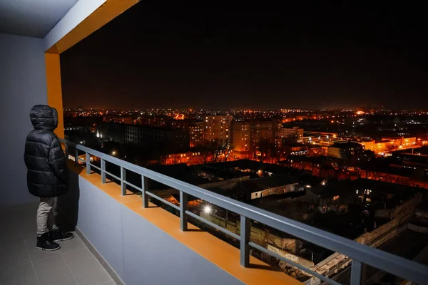 Tjejen Tittar Nattstaden Flicka Balkongen Mot Bakgrund Den Urbana Staden — Stockfoto