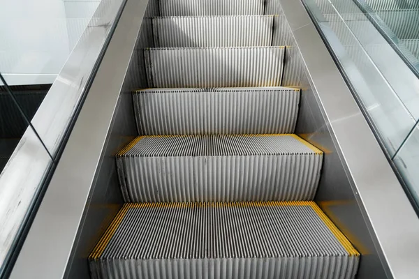 商场内的自动扶梯 — 图库照片
