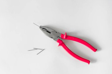 Beyaz arka planda kerpeten. Onarım için çalışan aletler. Marangoz seti