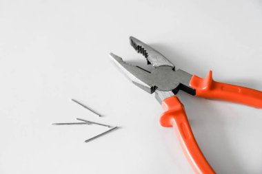 Beyaz arka planda kerpeten. Onarım için çalışan aletler. Marangoz seti