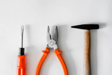 Çekiç, tornavida, beyaz arka planda kerpeten. ev onarım araçları